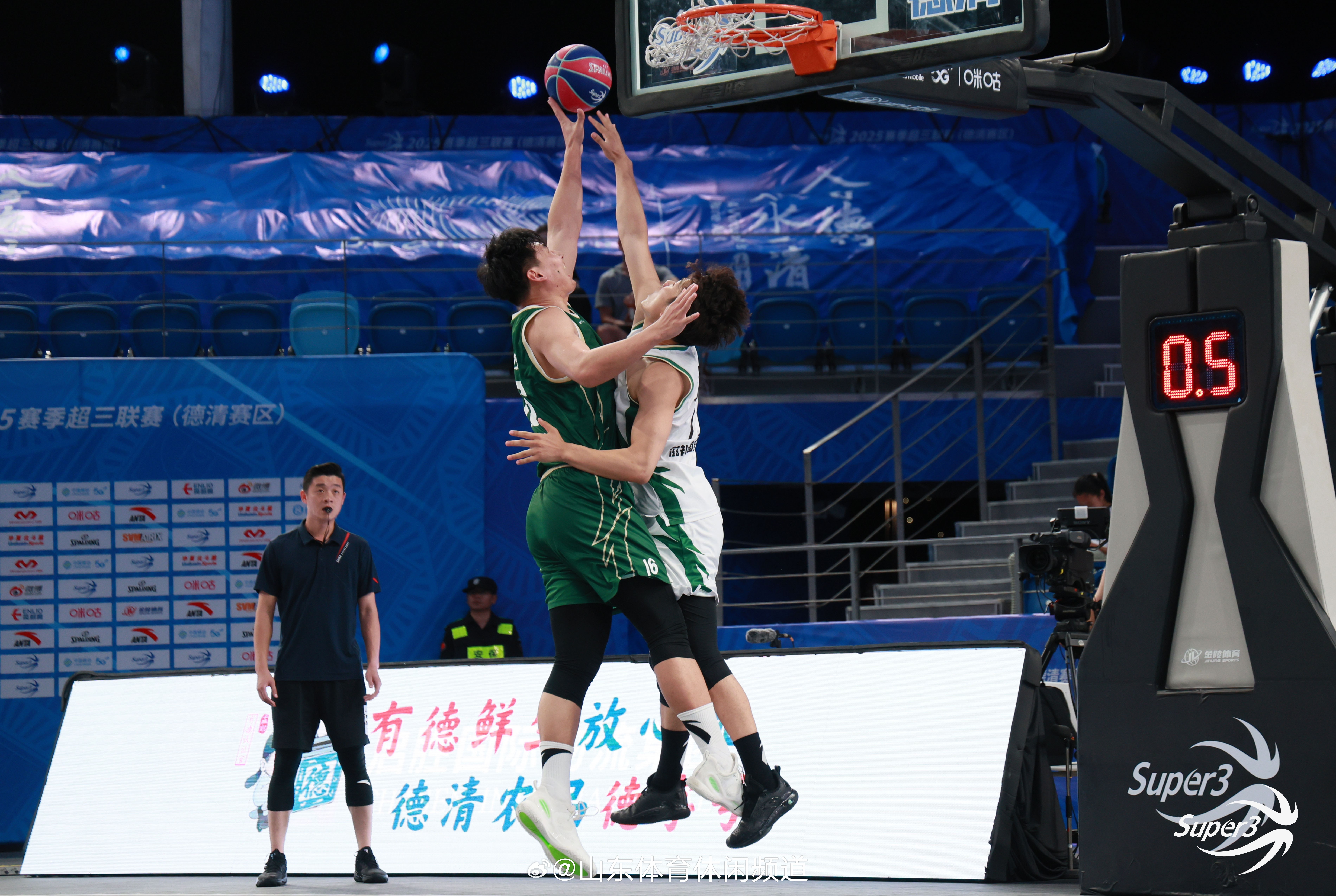 清晨山东男篮调整名单以备国王杯,更衣室发声环节打磨,悬念犹存,身体对抗强度拉满(山东男篮名将加盟山西) 清晨山东男篮调整名单以备国王杯,更衣室发声环节打磨,悬念犹存,身体对抗强度拉满(山东男篮名将加盟山西)